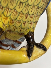Een polychroom Delfts model van een papegaai op een ring, 18e eeuw